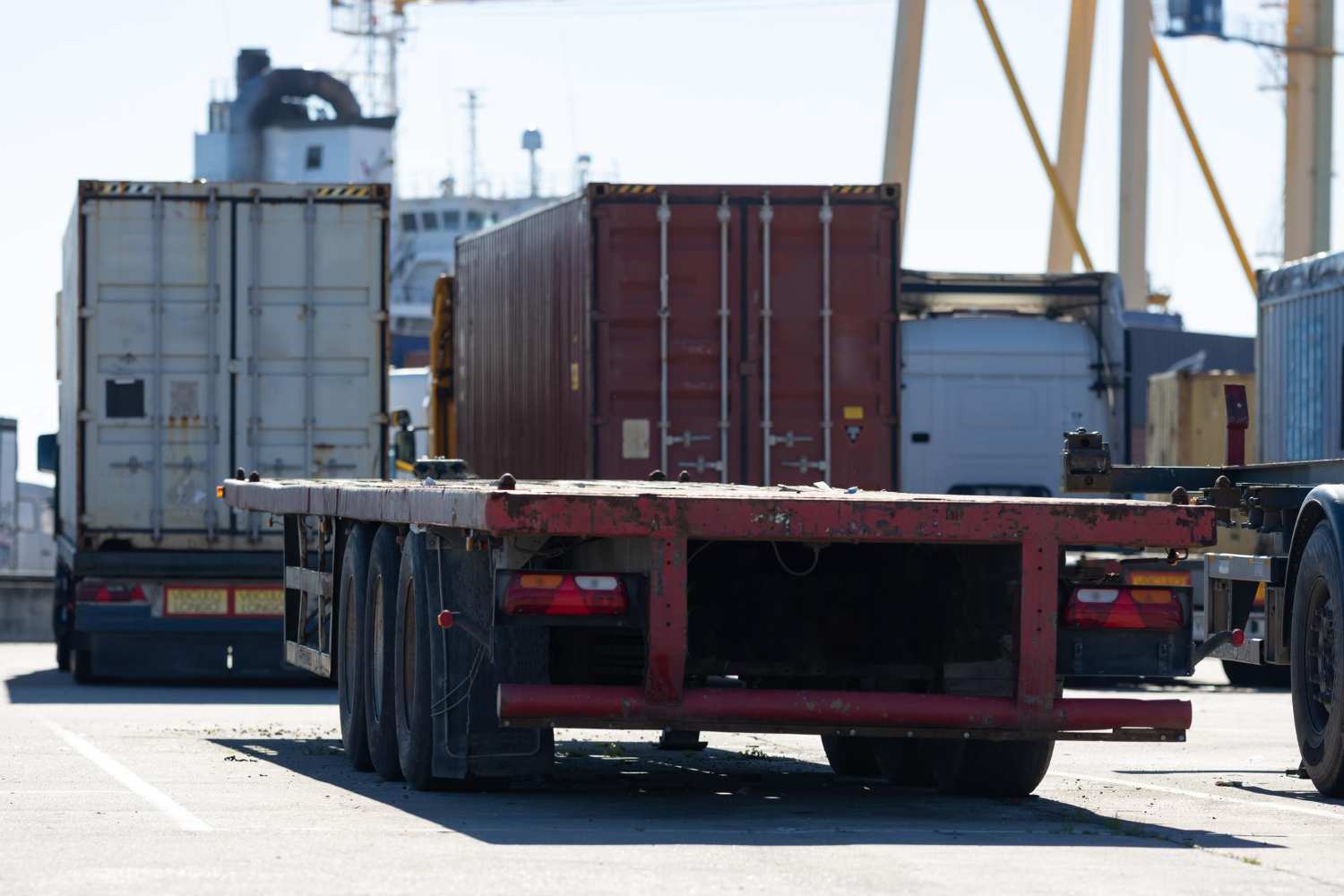 Tutte le regole del trasporto merci su strada: normative UE e Italia, tempi di guida, pesi, documenti obbligatori e aggiornamenti 2025-2026.